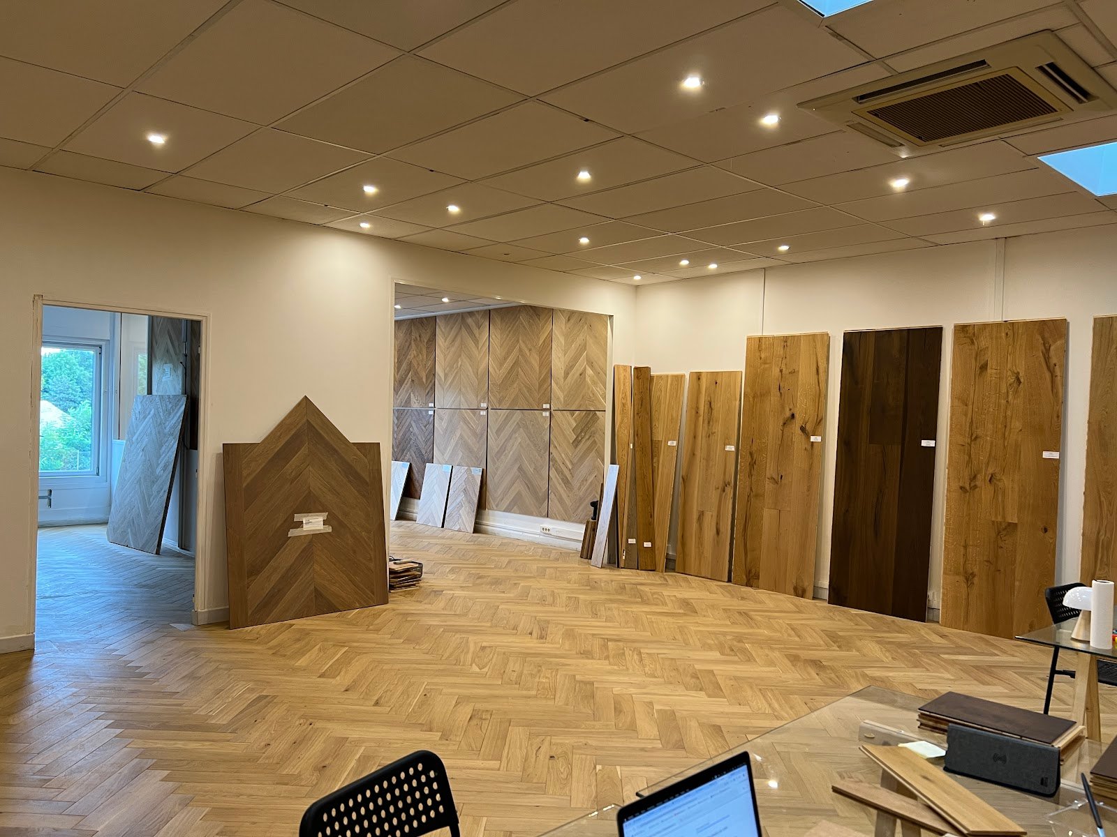 Lames grand format exposées le long des murs du showroom