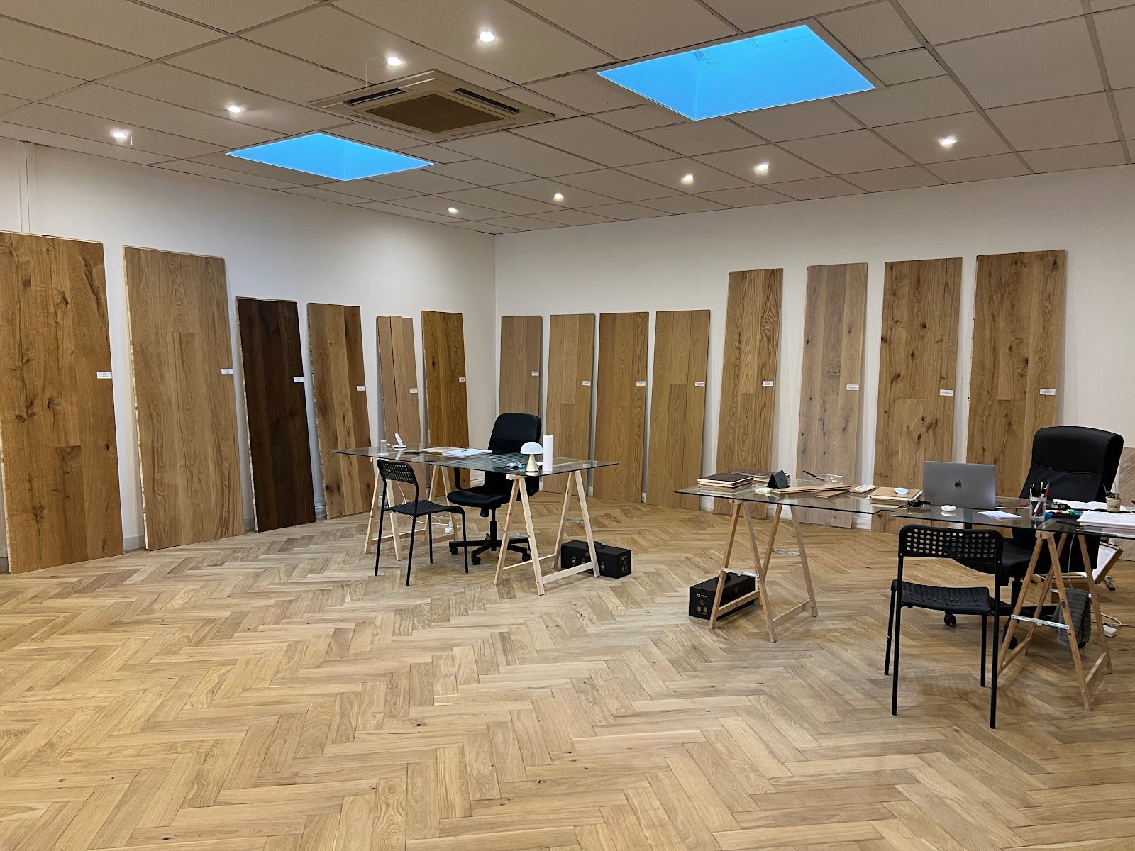 La salle d’exposition du showroom Import Your Parquet à Longjumeau, lames alignées et sol bâton rompu